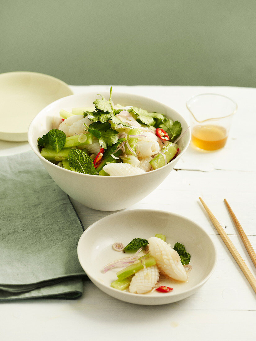 Thai-Salat mit kleinen Tintenfischen und Gurken