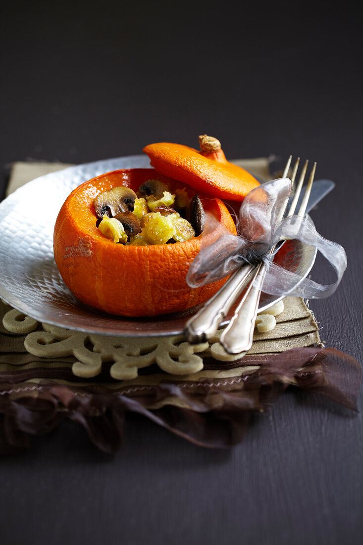 Gefüllter Kürbis mit Ravioli und Pilzen