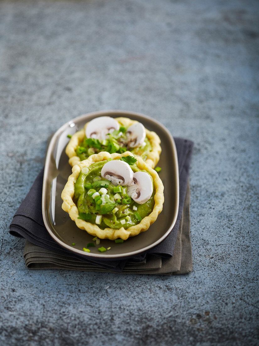 Mürbteigtörtchen mit Guacamole und Pilzen