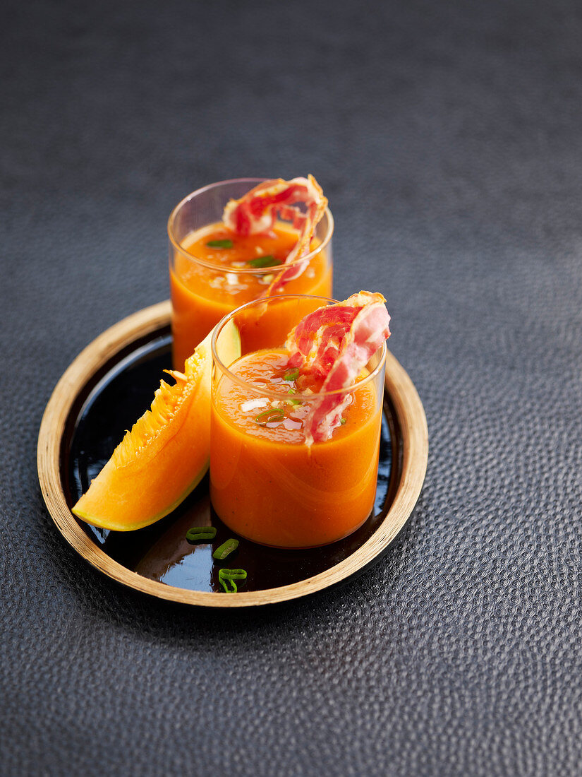 Melonen-Tomaten-Gazpacho mit Pancetta