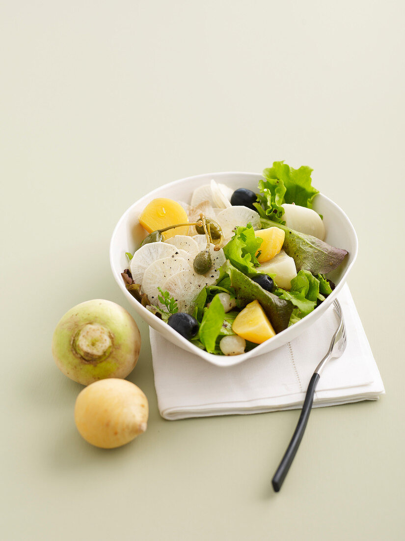 Salat mit weissen Rübchen, Kartoffeln, Oliven und Kapern