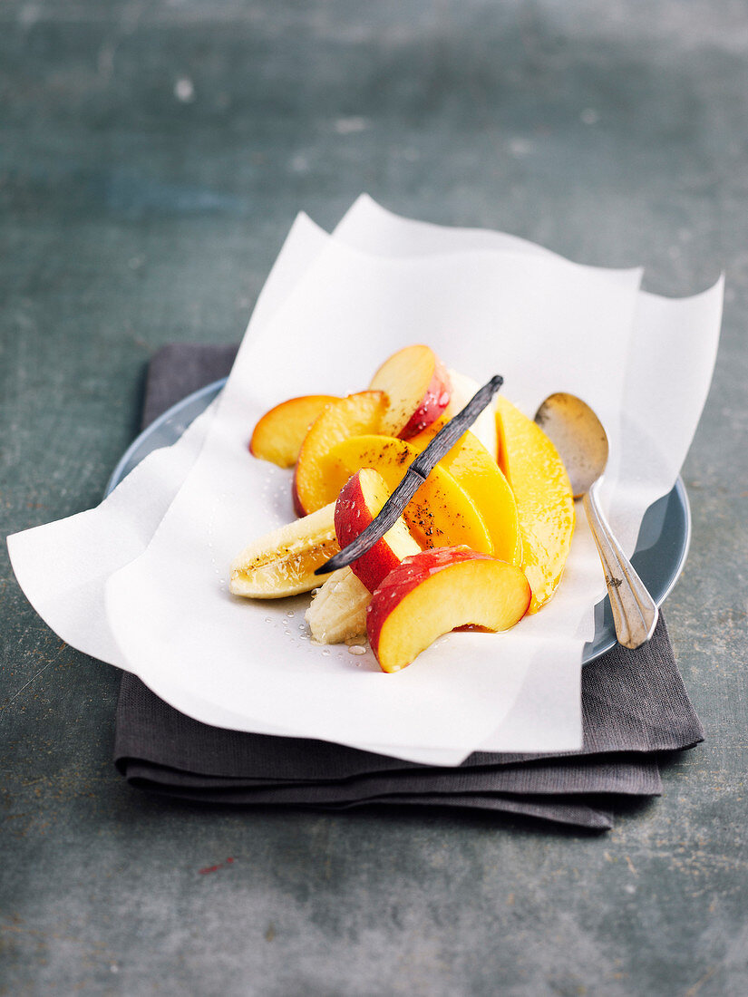 Fruit with vanilla and honey cooked in wax paper