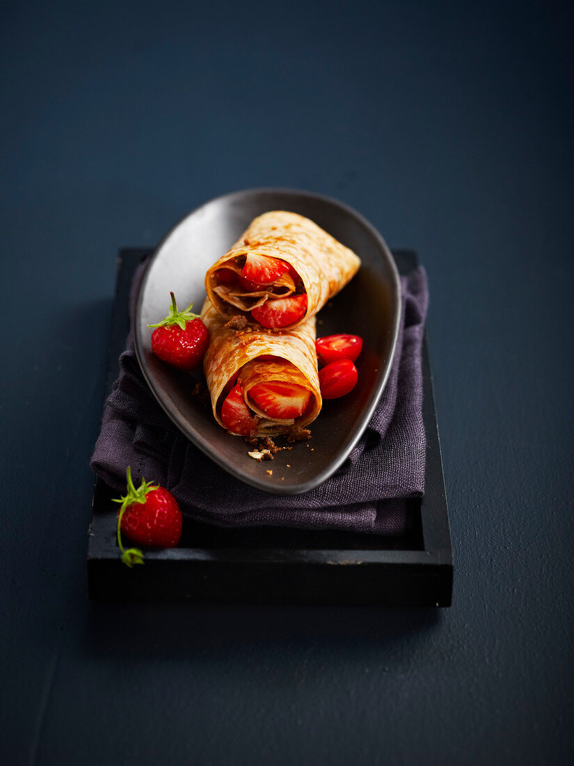 Pfannkuchen-Wrap mit Erdbeeren, Kirschtomaten und Balsamico-Essig
