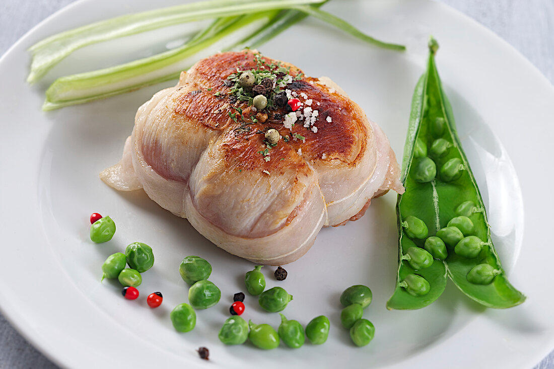 Spicy veal paupiettes with fresh peas
