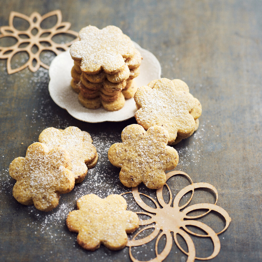 Hazelnut daisy-shaped cookies