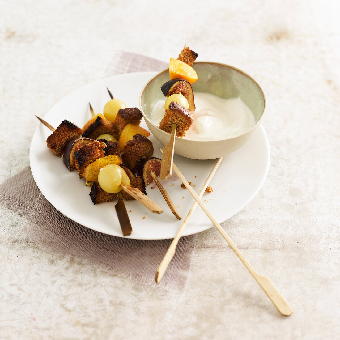Autumn fruit and gingerbread brochettes