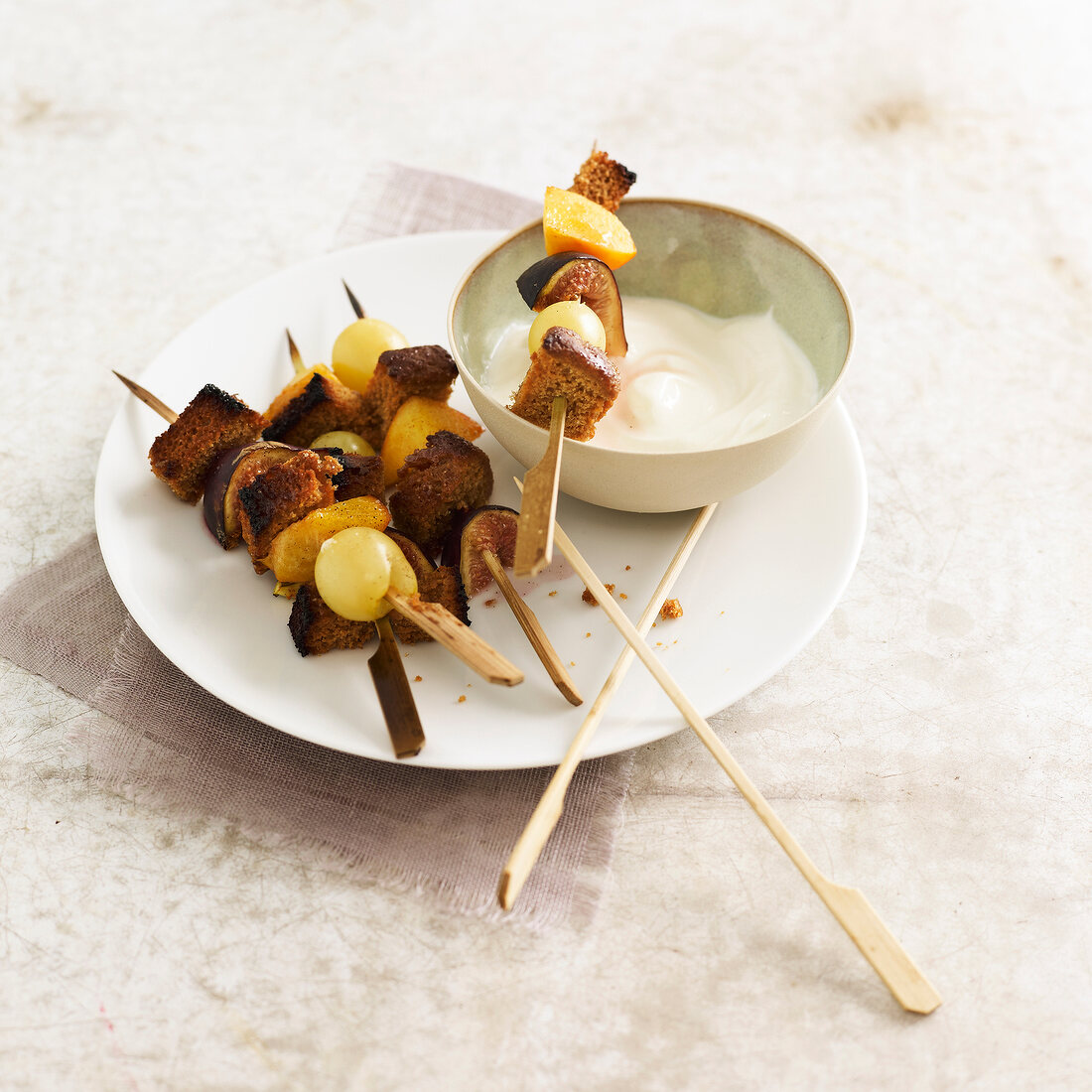 Obstspiesse mit Herbstfrüchten und Honigbrot