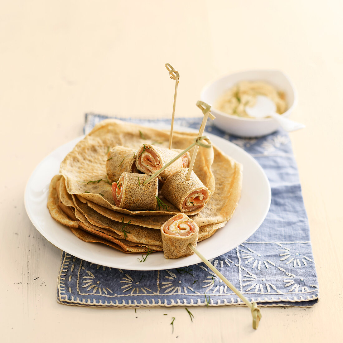 Buchweizencrepes-Röllchen mit Lachs