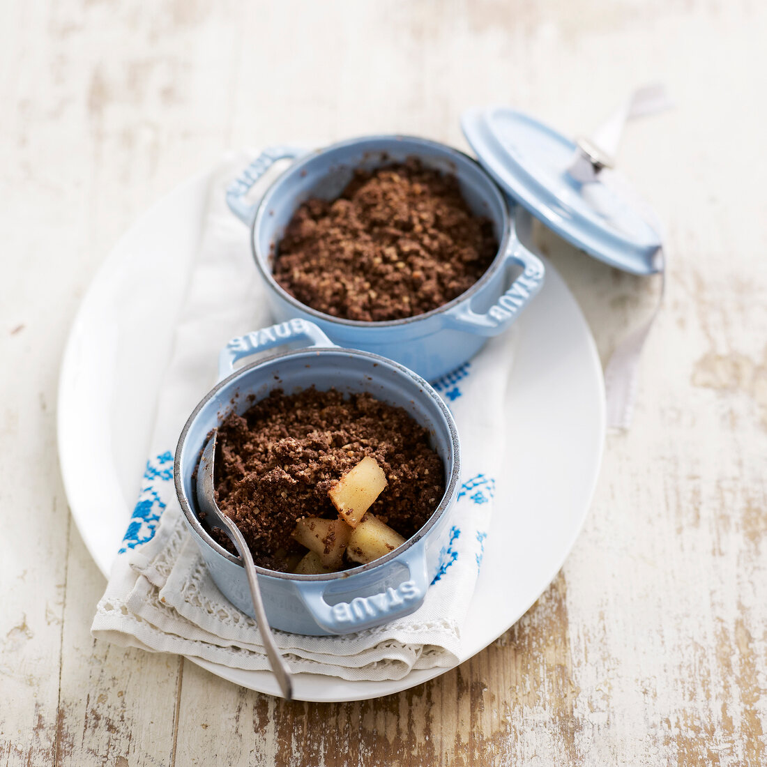 Cocoa crumble and apple mini casseroles