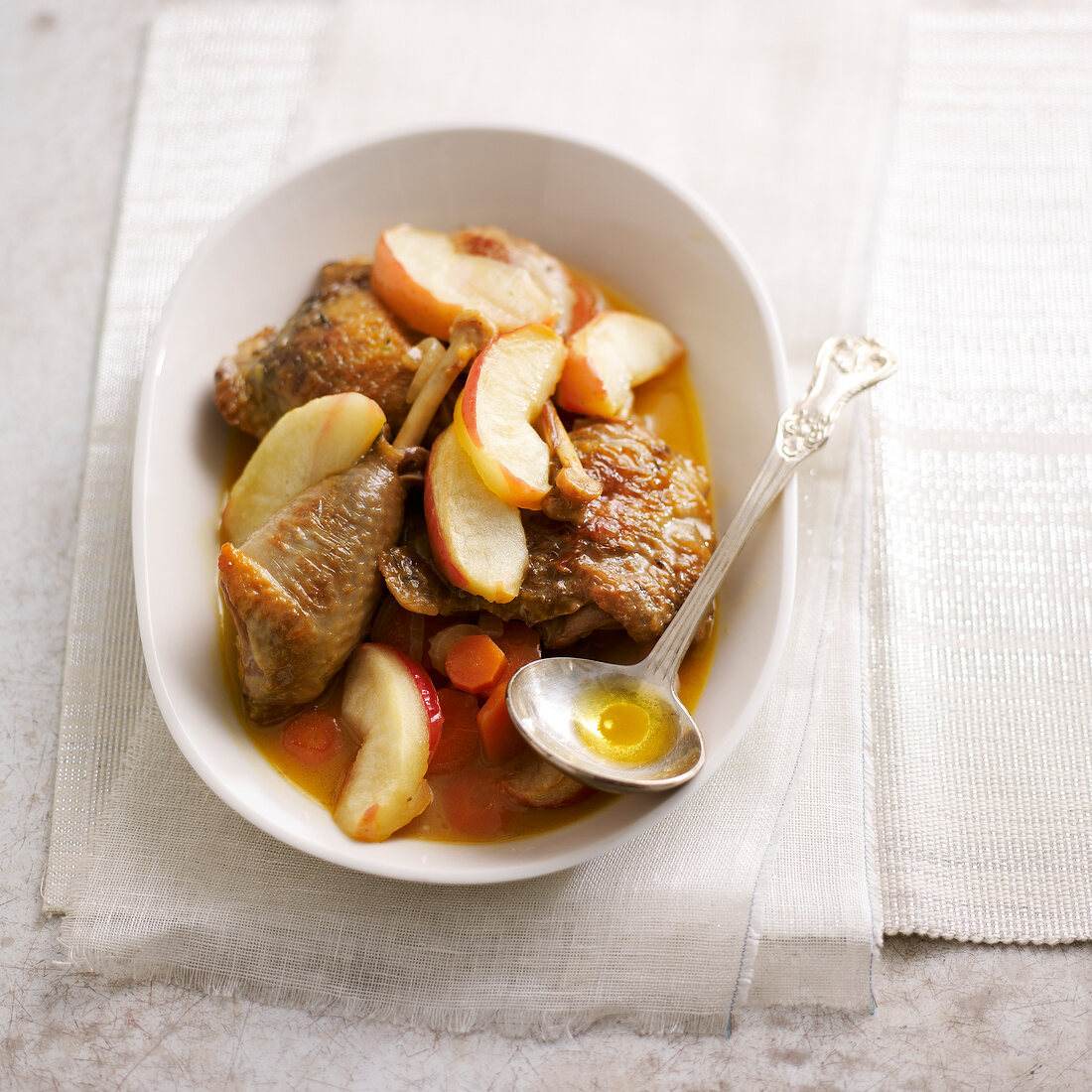 Guinea-fowl with apples