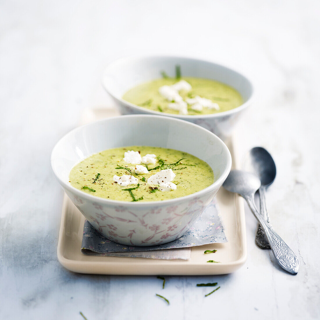 Geeiste Zucchinicremesuppe mit Ziegenkäse