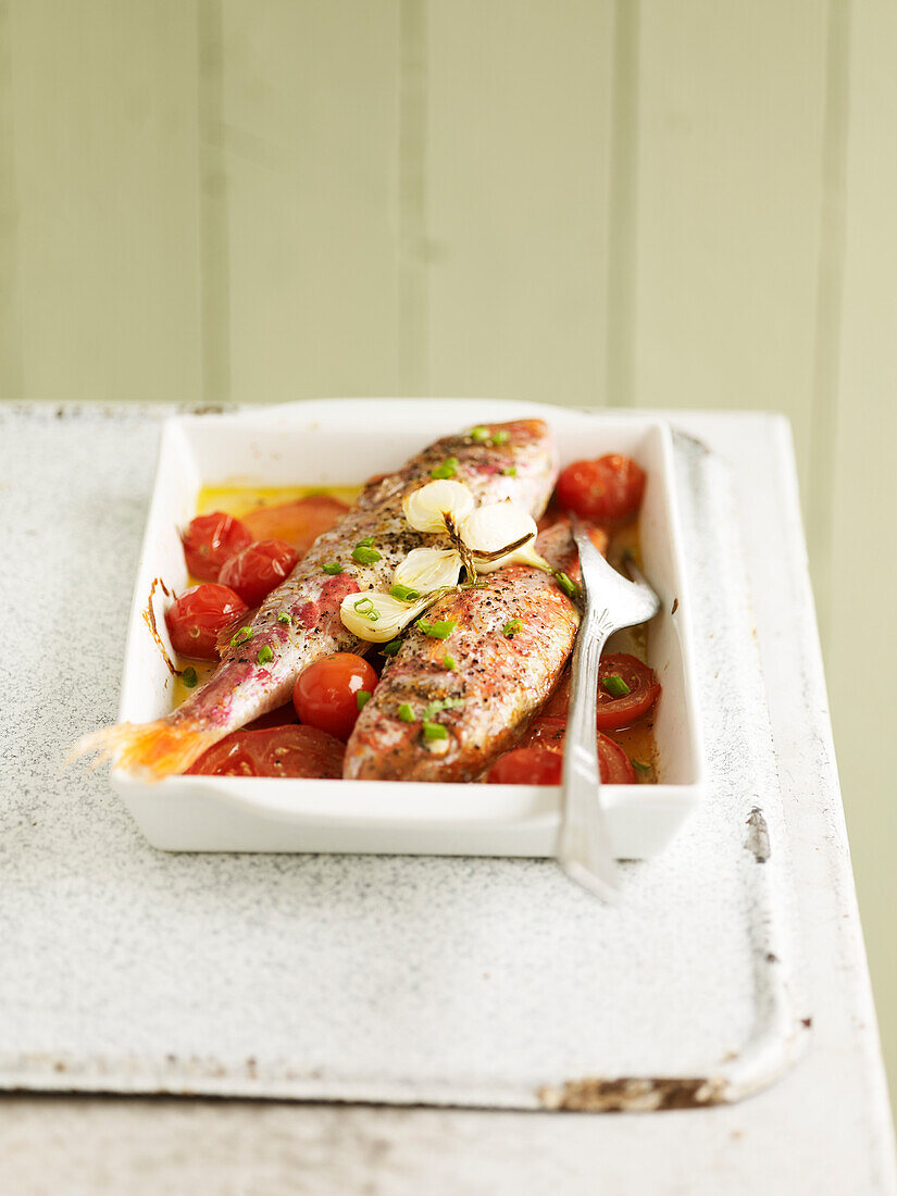 Red mullets with cherry tomatoes and spring onions