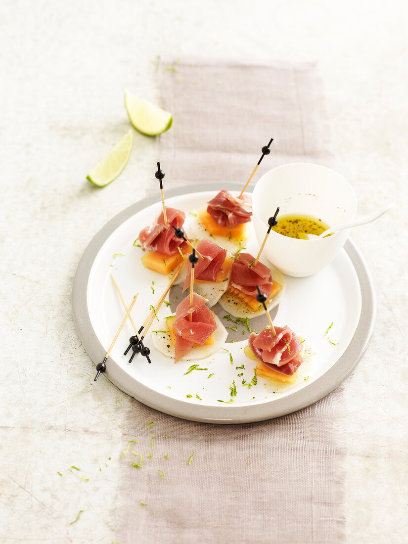 Tapas mit schwarzem Rettich, Melone und Rohschinken