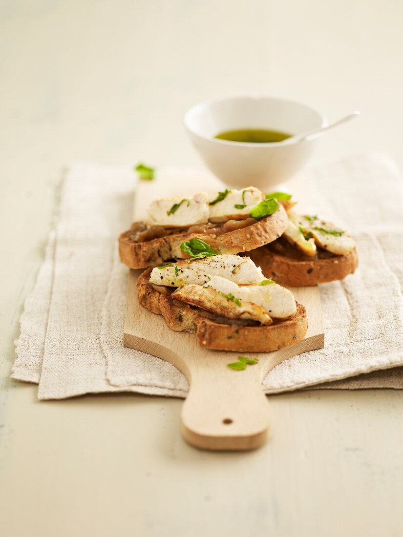 Zwiebelmarmelade und Hähnchenbrust auf Brotscheiben