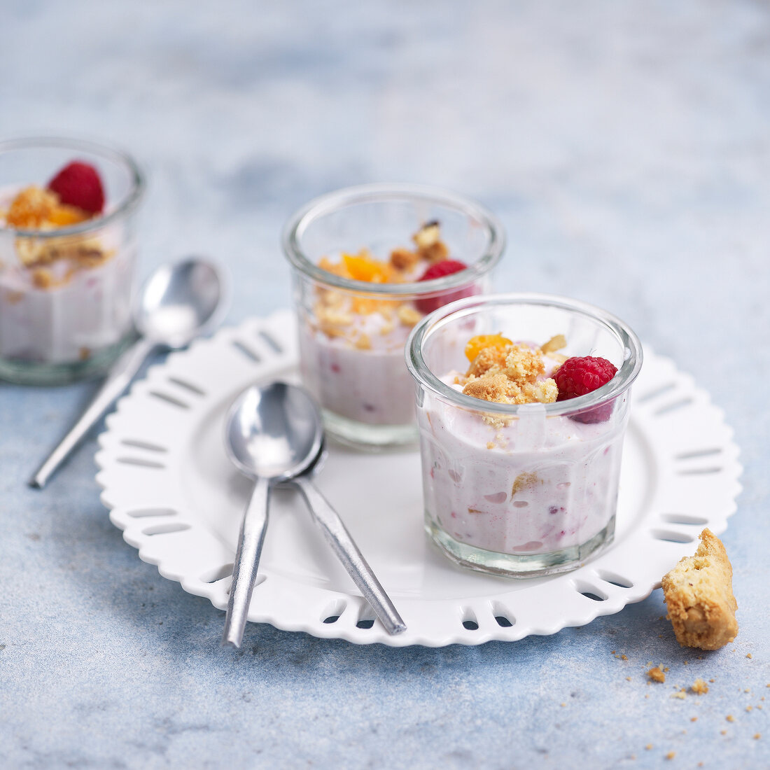 Whipped ricotta with apricots, raspberries and crushed cookies