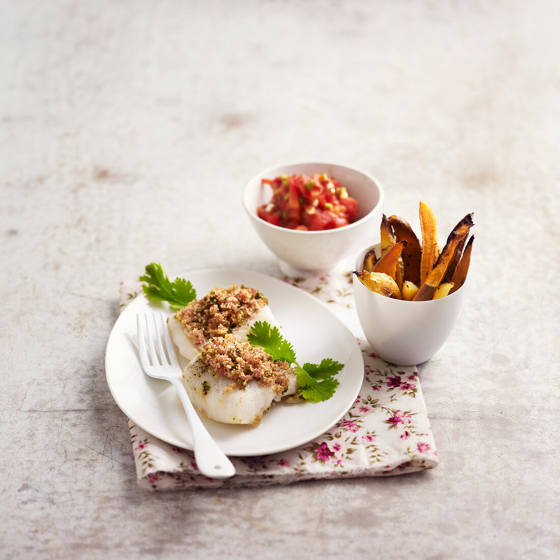 Kabeljau mit Rohschinkenstreusel, Süsskartoffelfritten und Tomatensalat