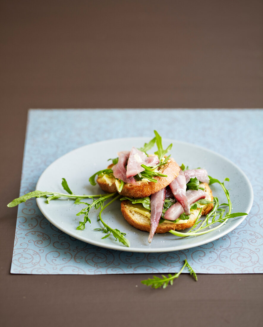 Gesalzene Sardinen auf Crostini