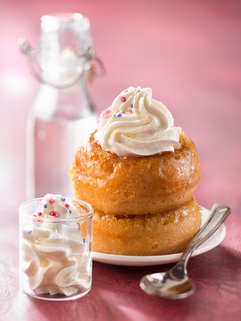 Baba au rhum mit Schlagsahne