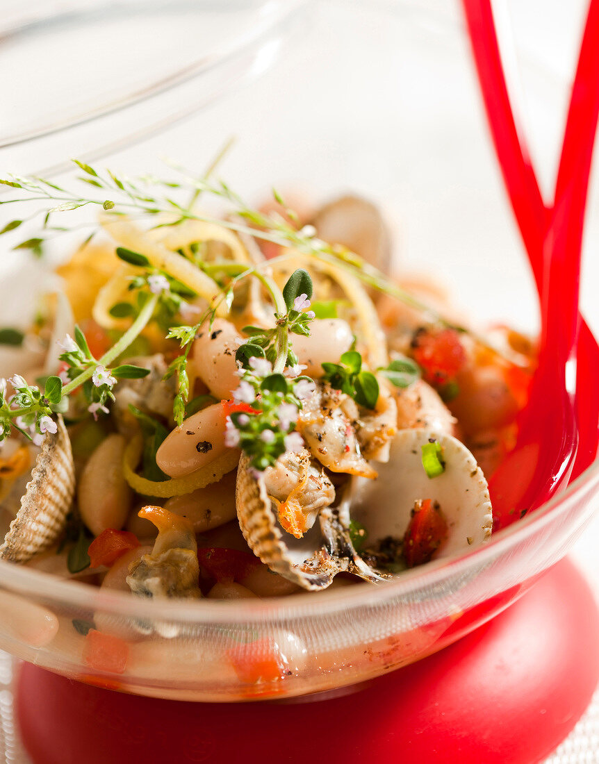 Salat mit weissen Cocos-Bohnen und Herzmuscheln