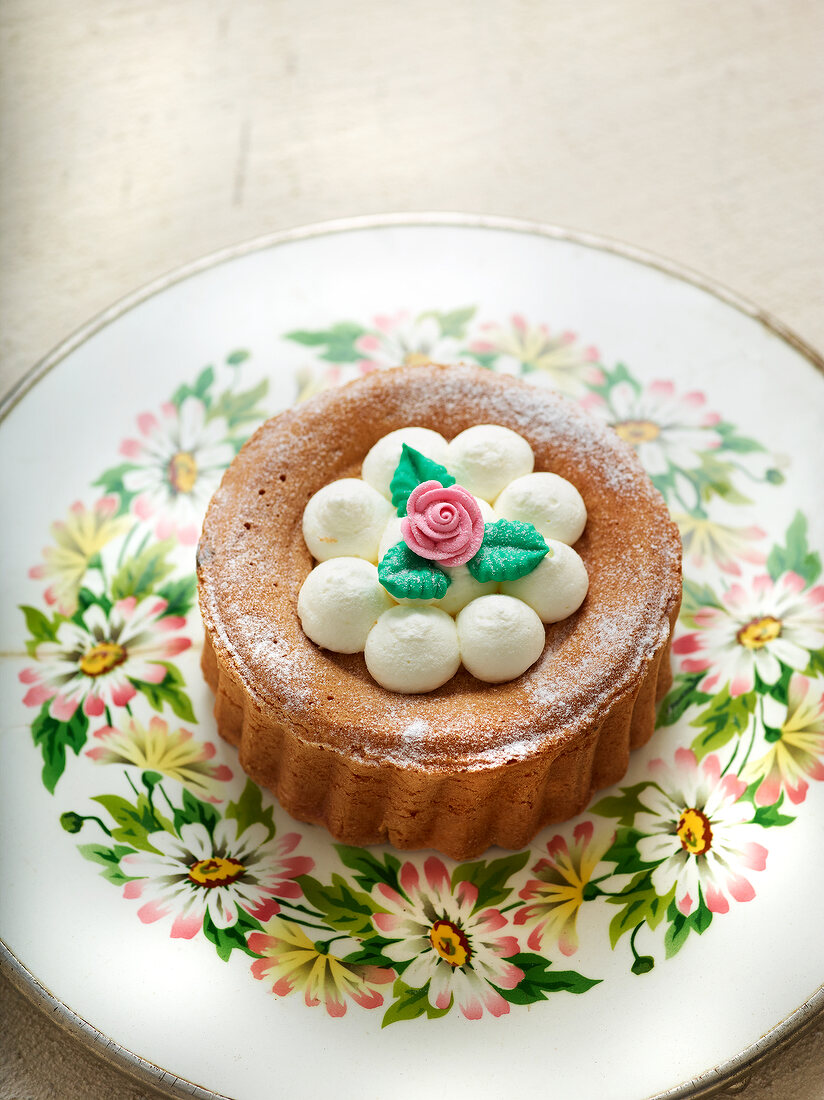 Omas Kuchen mit Schlagsahne und Zuckerblume
