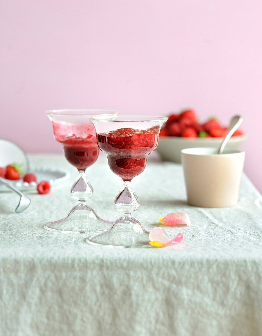 Erdbeer-Rosen-Marmelade in Glasschälchen
