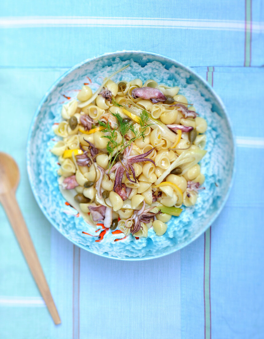 Nudelsalat mit Conchiglie, Tintenfischchen und Kapern