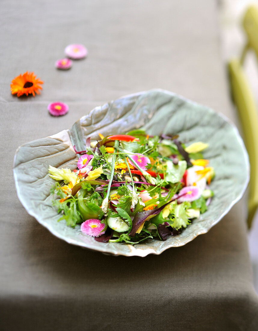 Salat aus Blüten und Kräutern