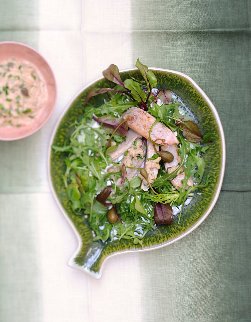 Salat mit frischem Thunfisch, Dosenthunfisch und Kapernäpfeln