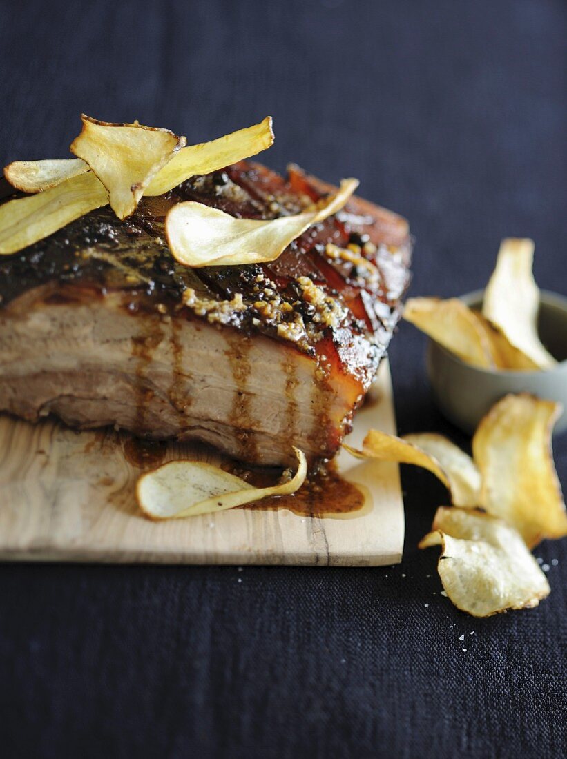 Gegrillter Schweinebauch mit Chips