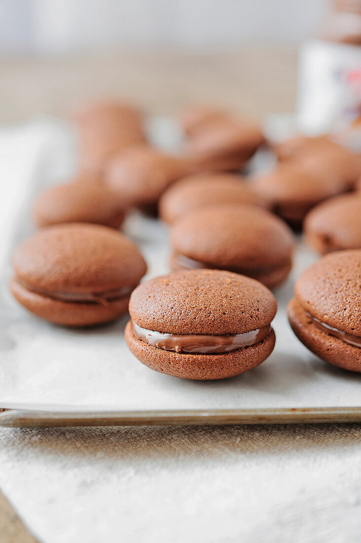 Whoopie Pies mit Schokolade auf einem Backblech