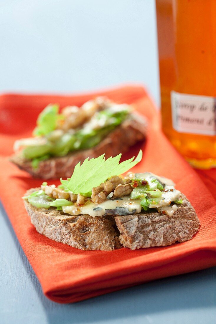 Fourme d'Ambert, walnut and celery on sliced bread