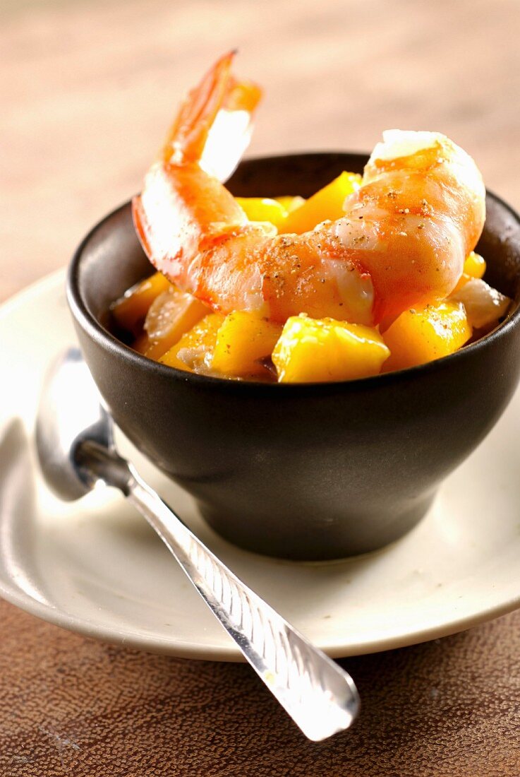 Shrimps with galangal and mango