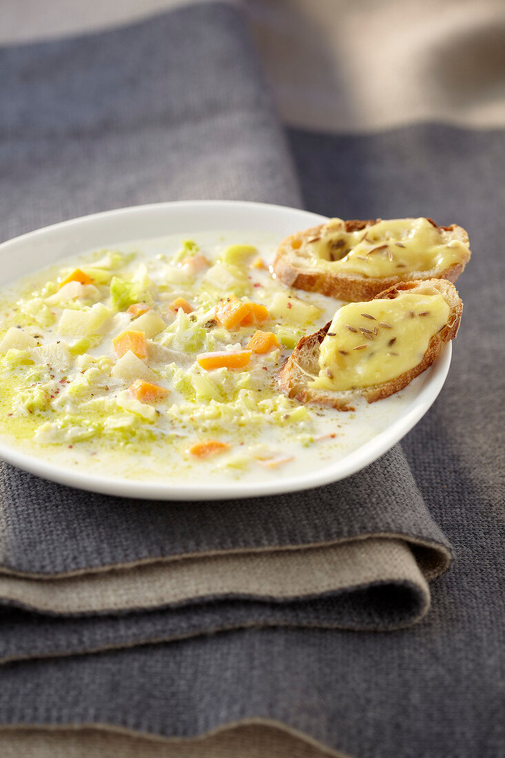 Bauernsuppe mit Münster-Brotschnittchen