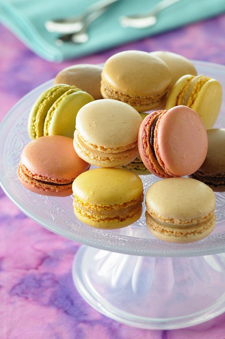 Verschiedene Macarons auf Servierplatte