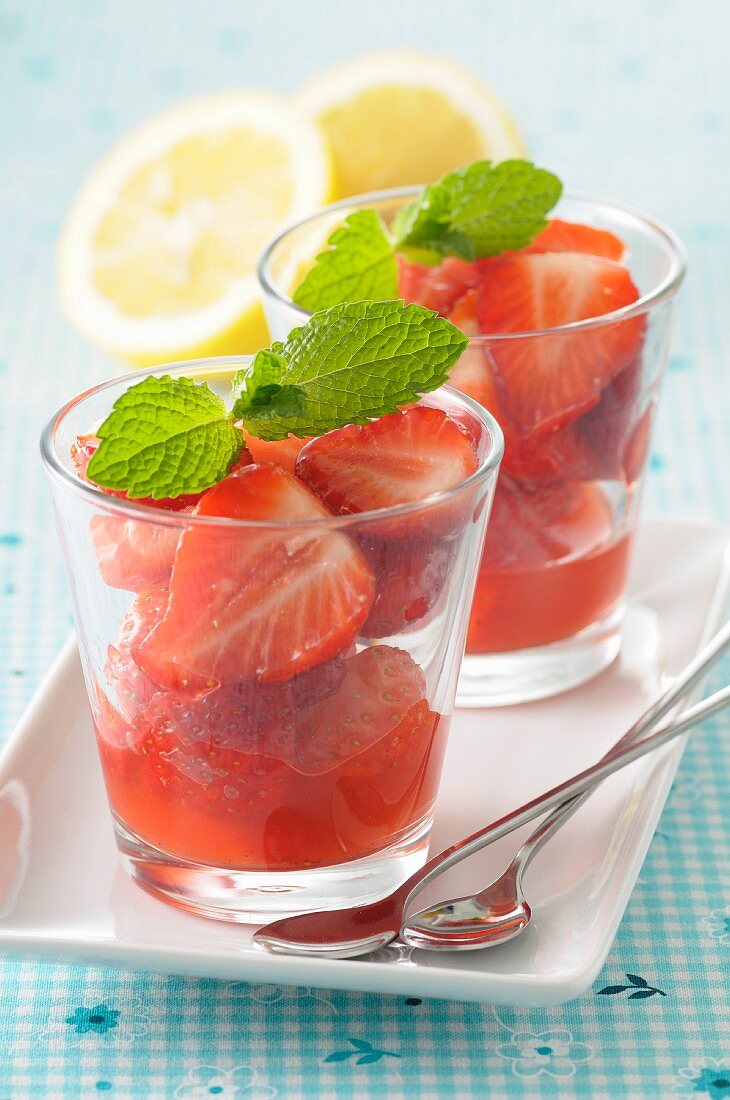 Erdbeersalat mit Zitronensaft und Minze