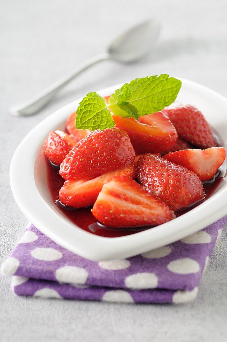Geeiste Erdbeeren mit Wein und frischer Minze