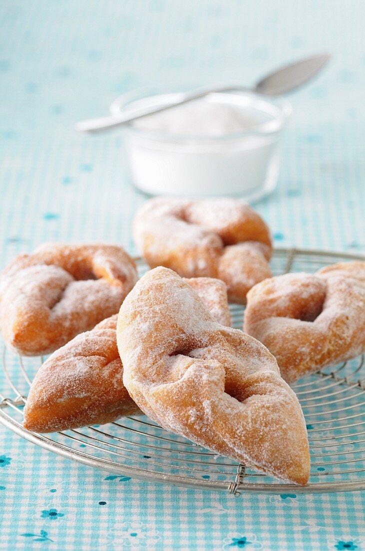 Bugnes (Schmalzgebäck mit Puderzucker, Frankreich)