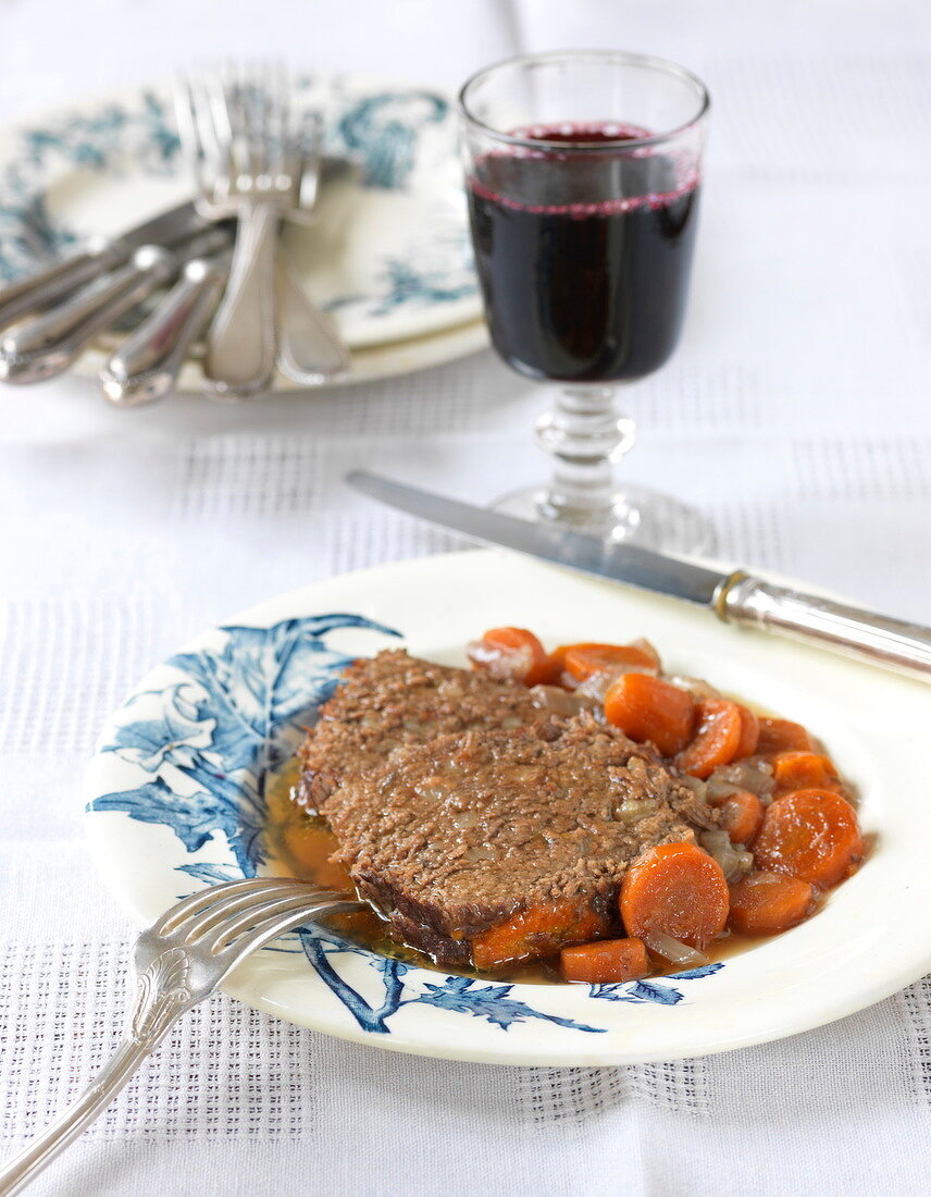 Boeuf mode (Rinderschmorbraten mit Karotten und Rotweinsauce, Frankreich)