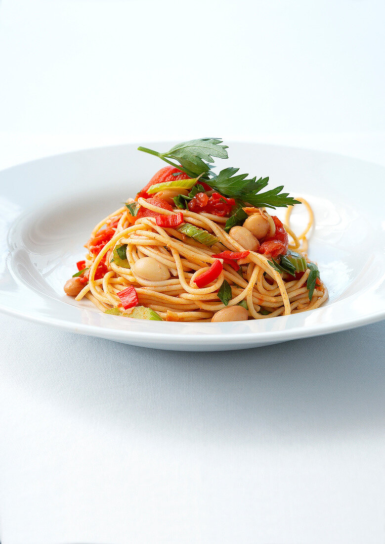 Spaghetti mit Paprika, weissen Bohnen, Sellerie und Petersilie