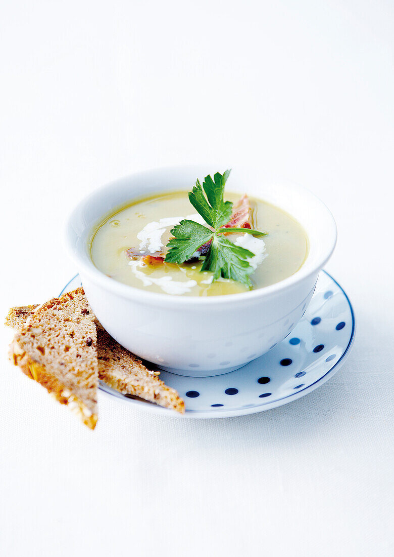 Cream soup of white asparagus and grilled bacon