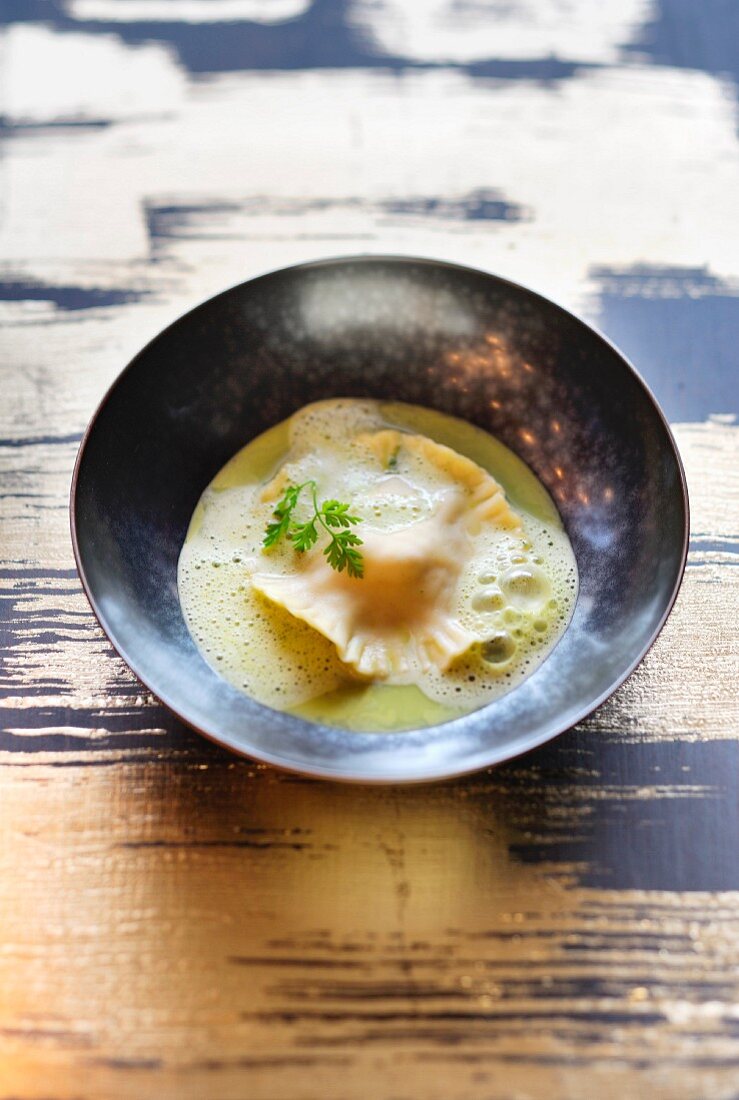 Ravioli mit Foie-Gras auf grüner Schaumsauce