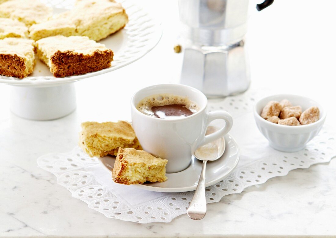 Italia coffee with Crispy amaretto cookies