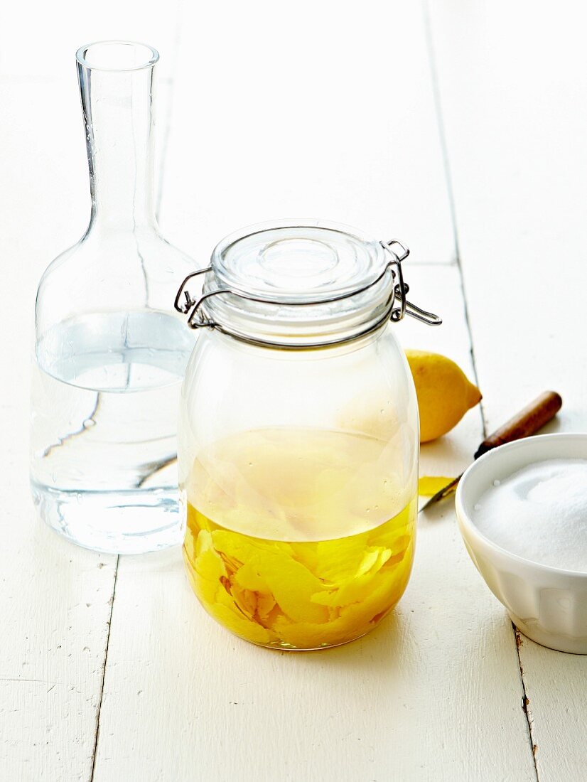 Kandierte Zitronenschalen in einem Einmachglas