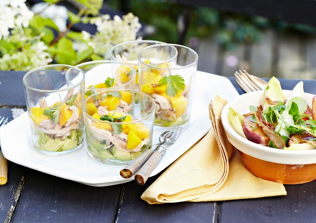 Salat mit geräucherter Hähnchenbrust, Mango und Limetten