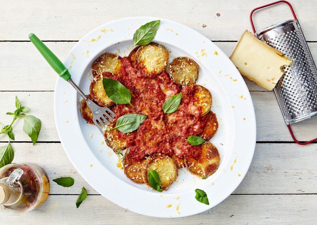 Gratinierte Zucchini mit Tomaten und Basilikum