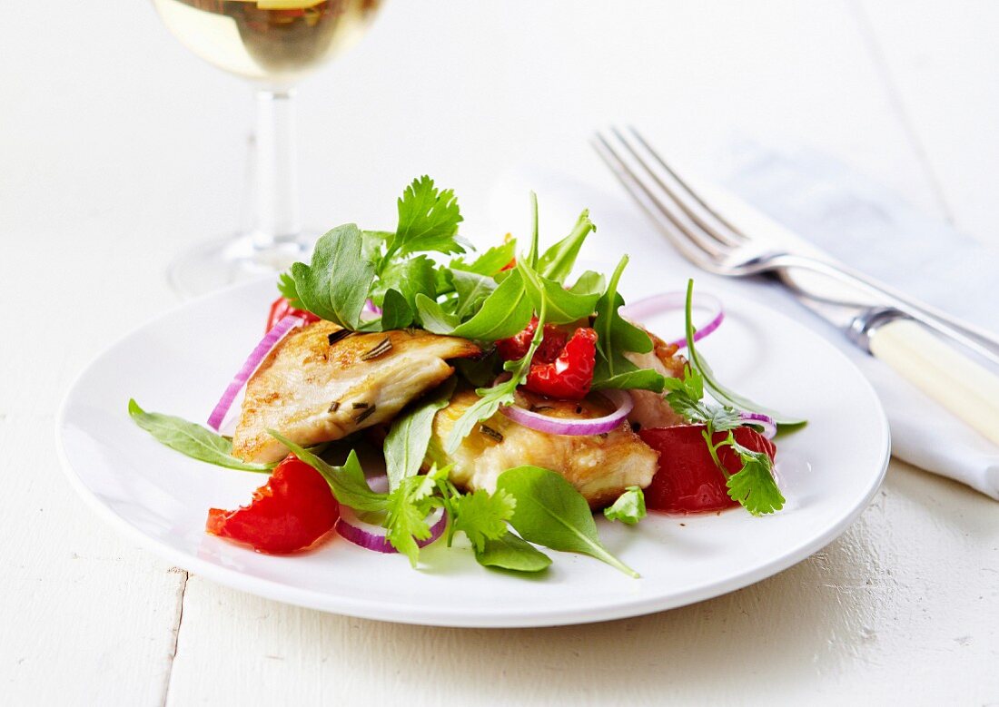 Gebratene Hähnchenbrust und Salat mit eingelegten Tomaten