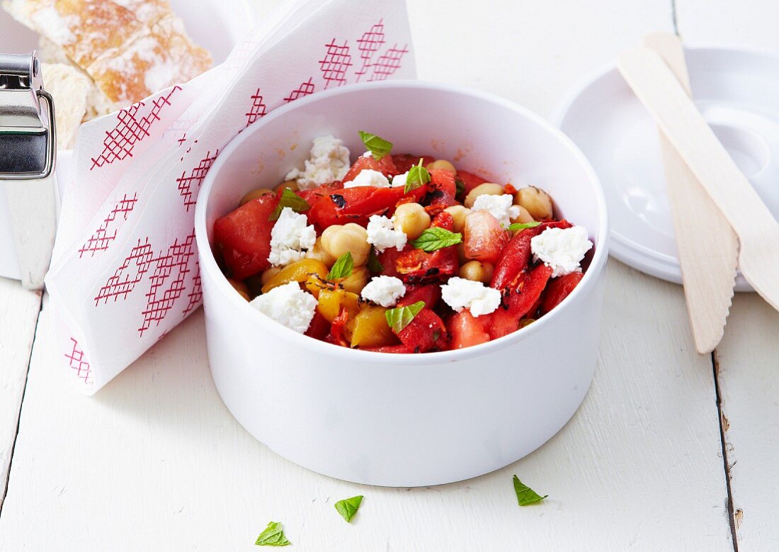 Kichererbsensalat mit roten Paprika und Feta