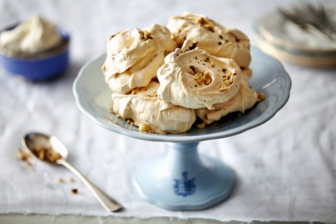 Meringues with pistachios