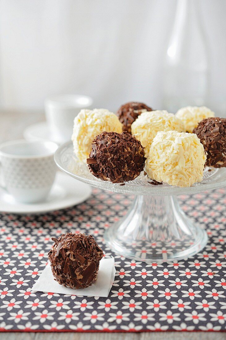 Chocolate truffle-style mini Merveilleux