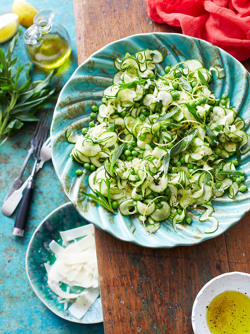 Gurken-Erbsen-Salat mit Salbei (vegan)